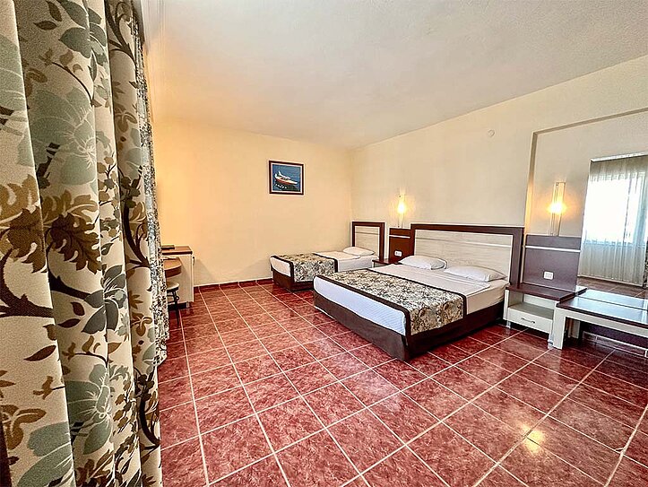 Kahden hengen huone lisärakennuksessa, 2–4 hengelle