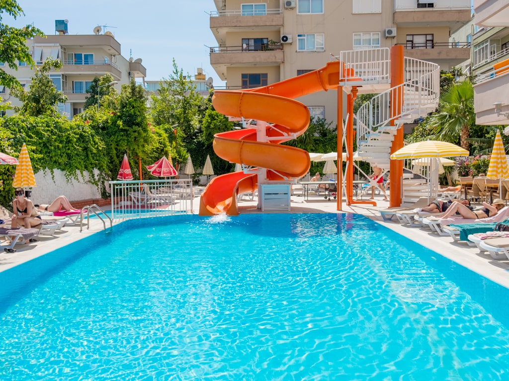 Uima-allas ja vesiliukumäki