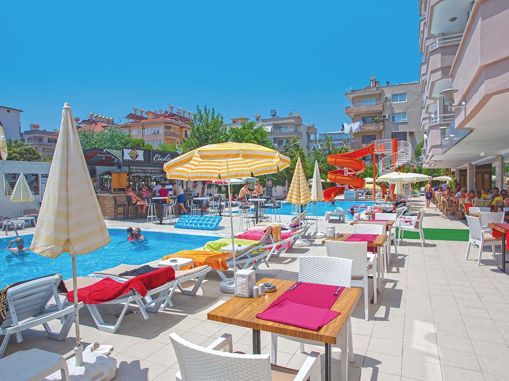 Uima-allas ja ulkoterassi