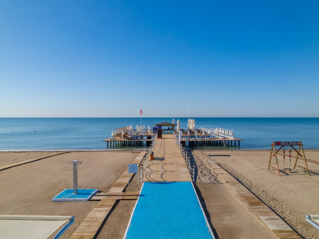 Laituri hotellin edessä