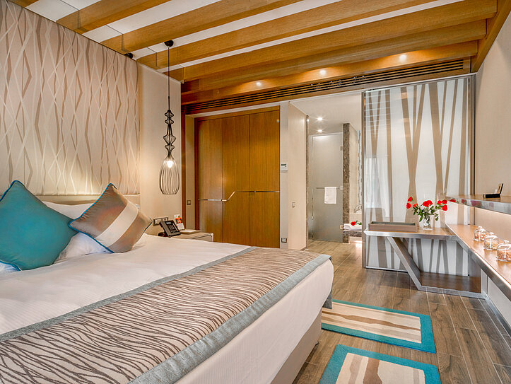 Kahden hengen huone, jossa on uima-altaan/pihanäkymä