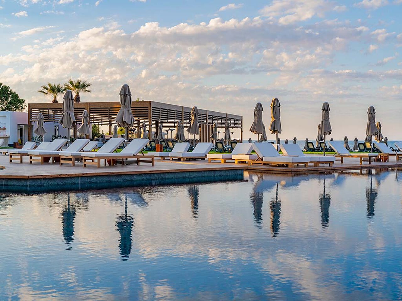 Päärakennuksen uima-allasalue