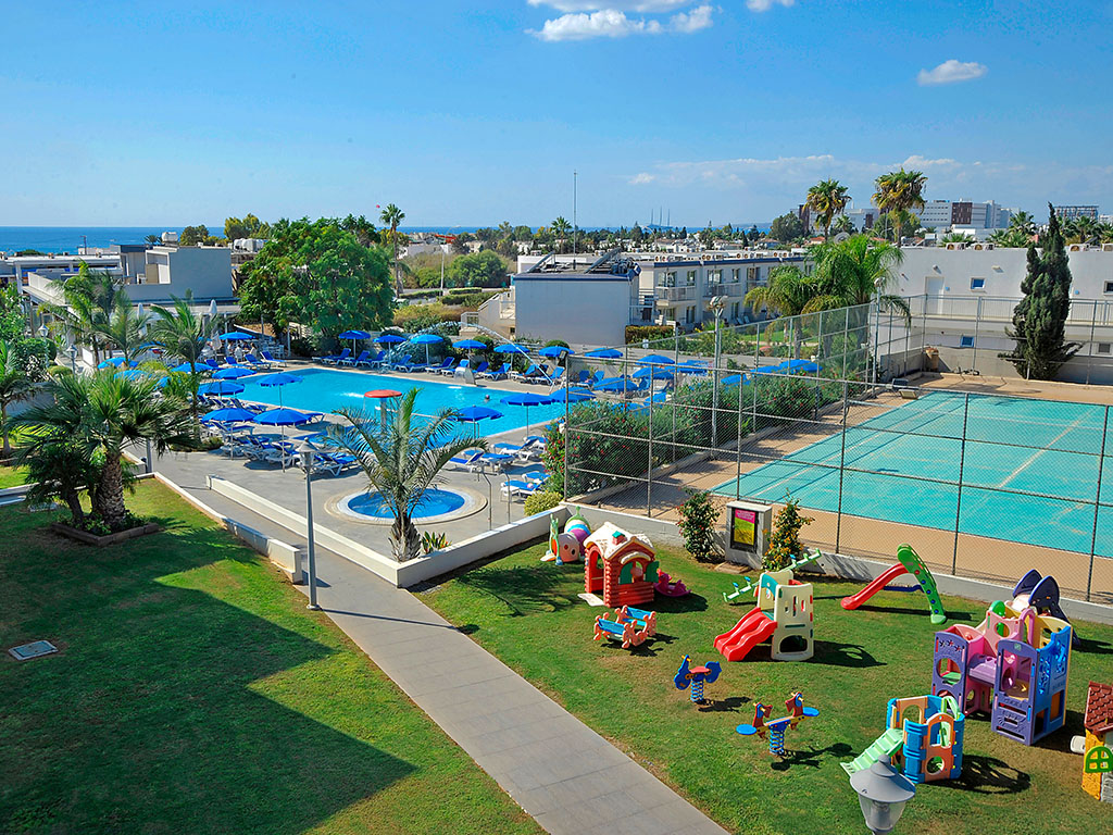 Uima-allasalue ja leikkikenttä