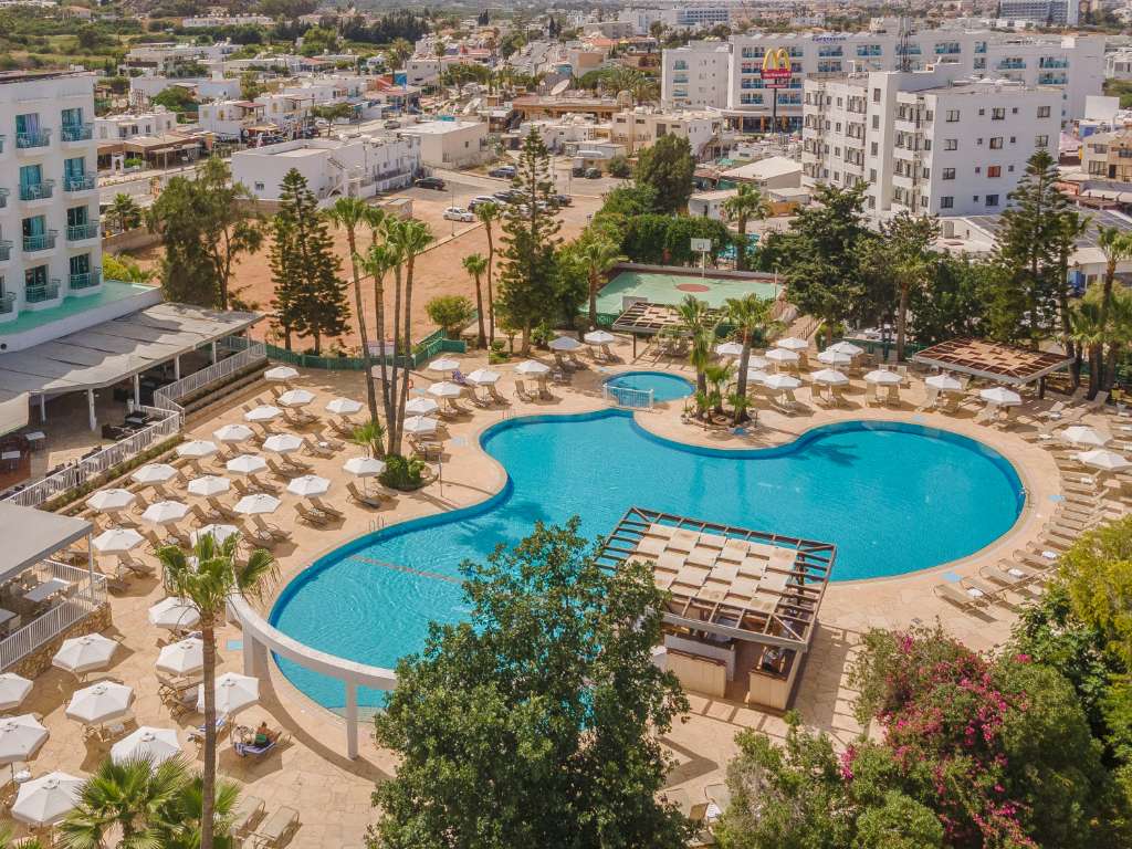 Hotelli ja uima-allasalue