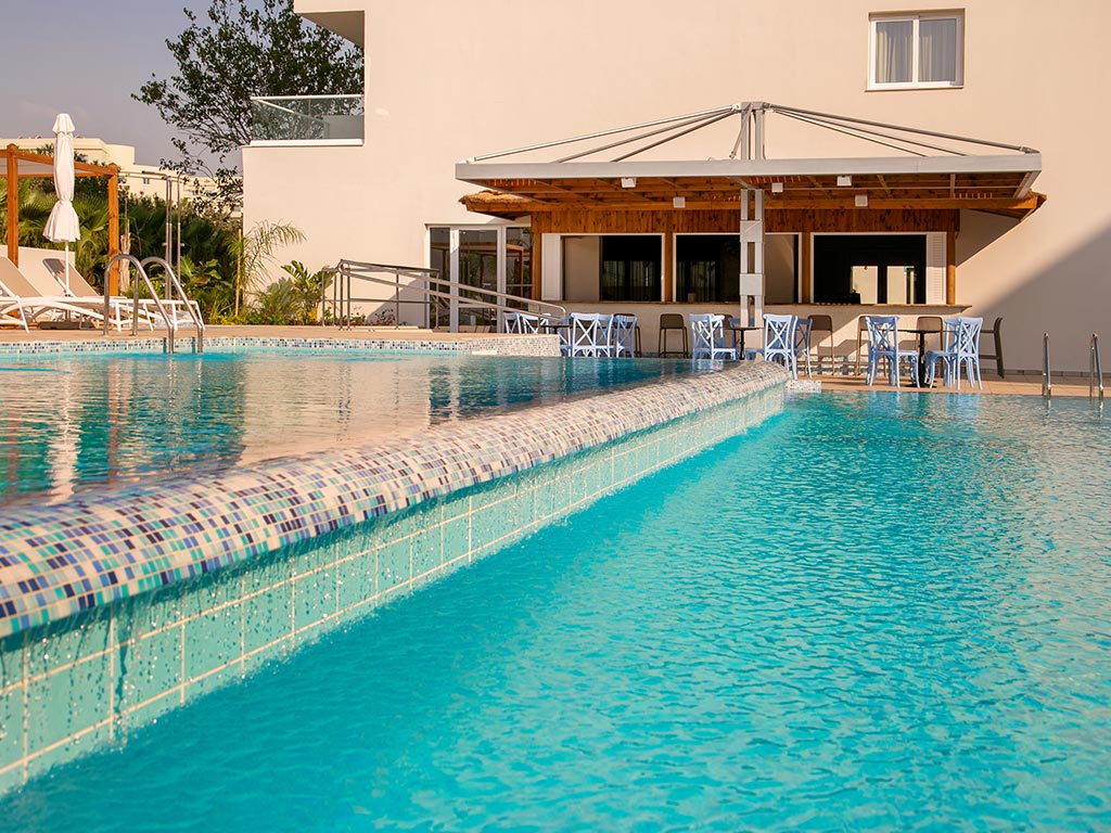 Rauhallinen allas allasbaarilla