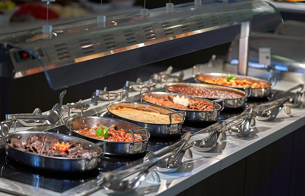 Lämpimiä ruokia All Inclusive -buffetissa