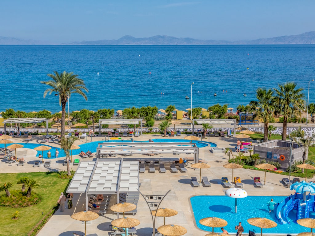 Uima-allasalue ja Ixia Beach