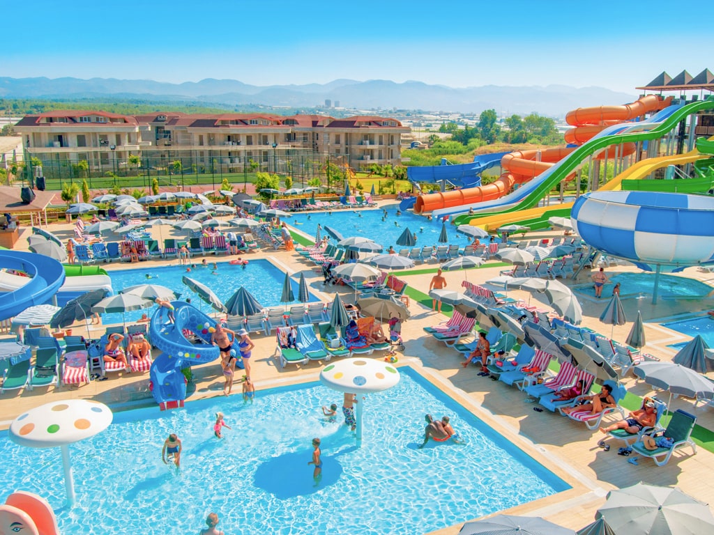 Vesipuisto hotellialueella