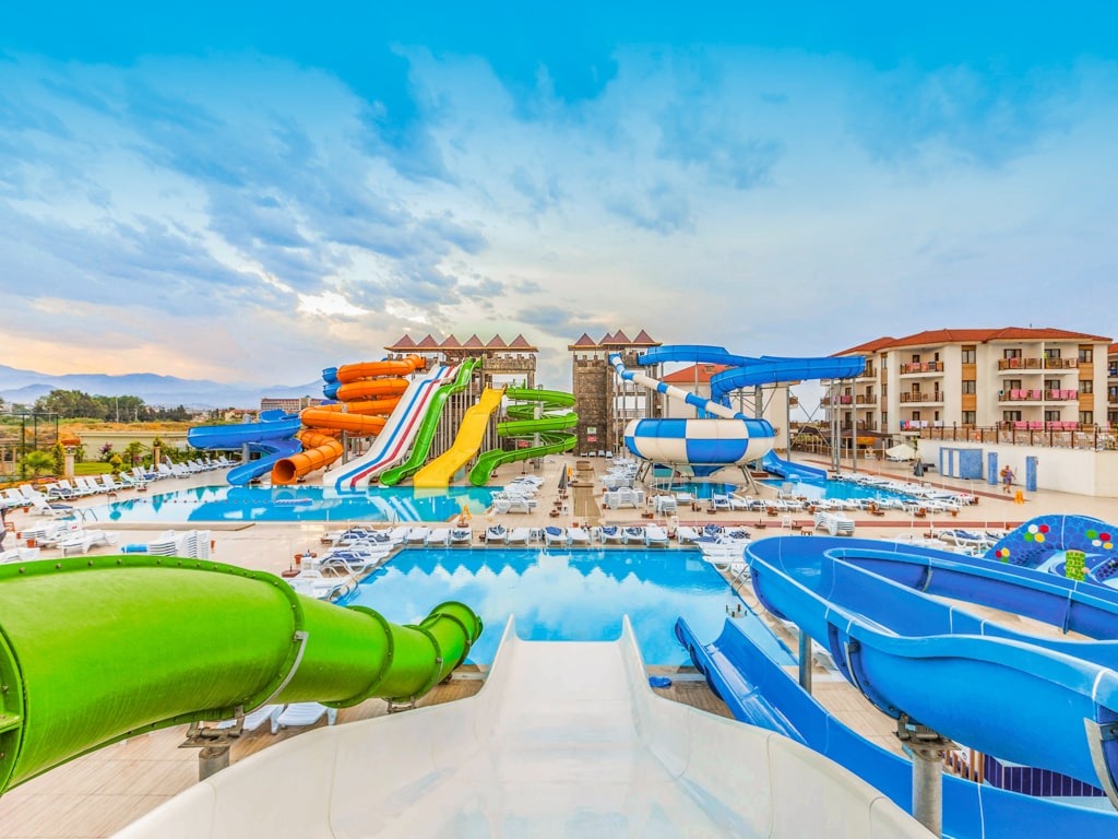 Vesipuisto hotellialueella