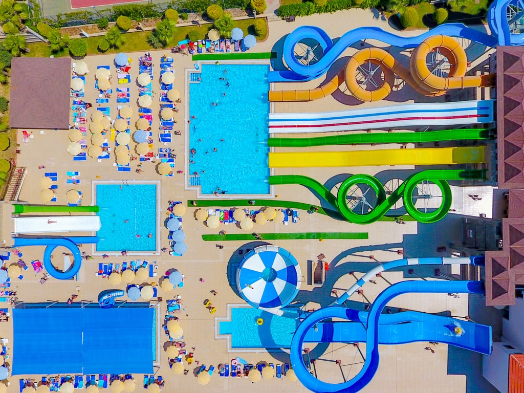 Vesipuisto hotellialueella