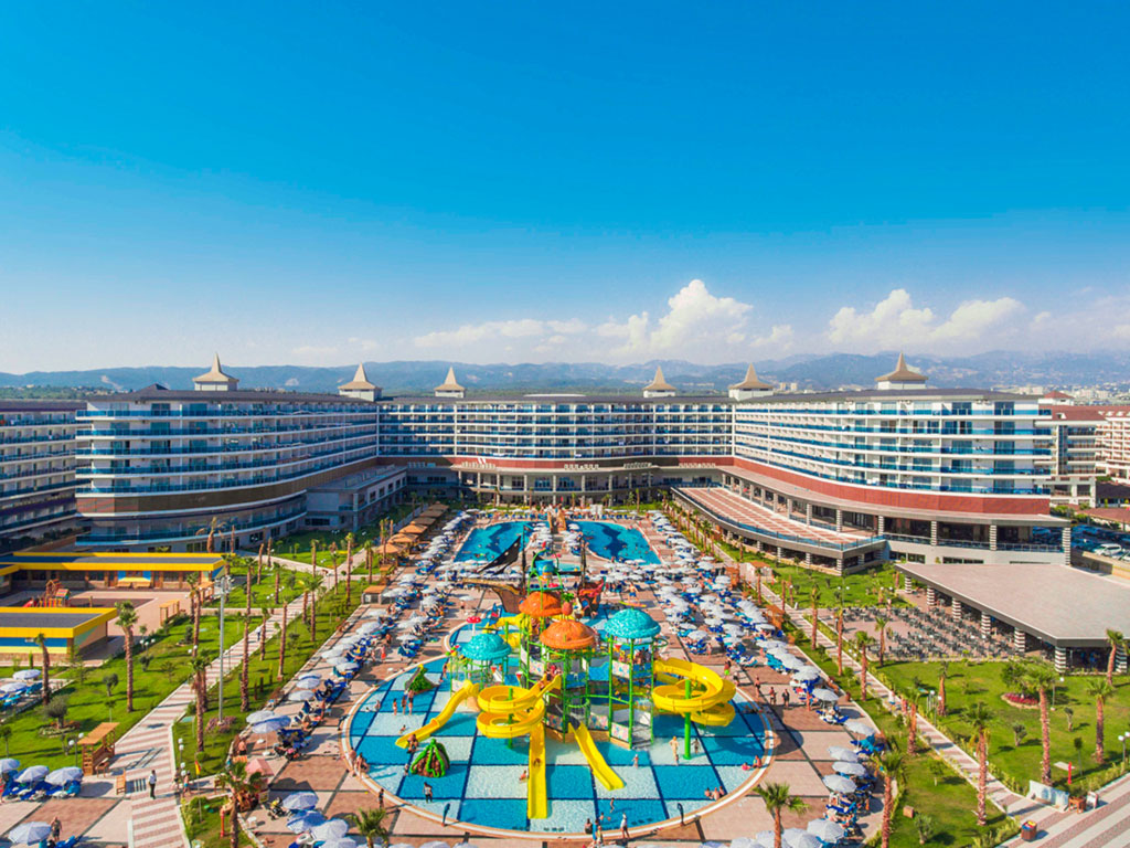 Uima-allasalue ja hotelli