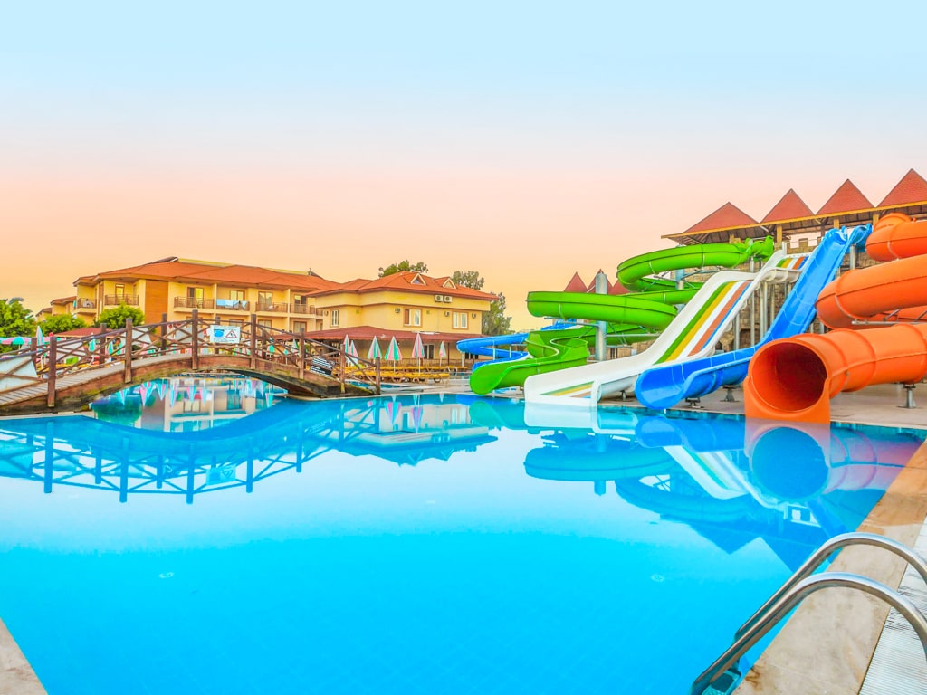 Vesipuisto hotellialueella