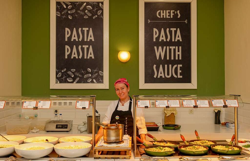Lasten seisova pöytä buffetravintolassa