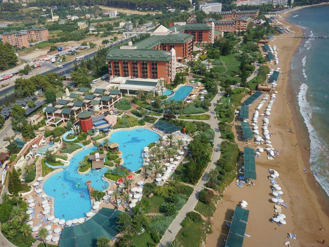 Näköala rannalle ja hotelliin