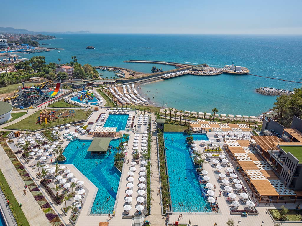 Uima-allasalue ja ranta