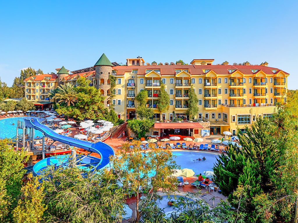 Uima-allasalue ja hotelli