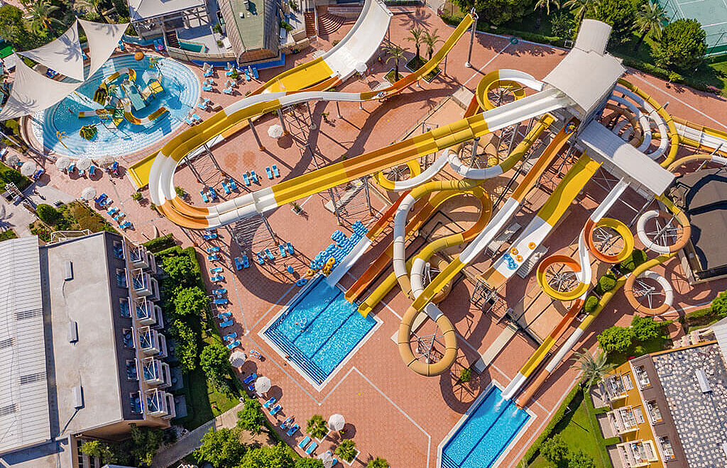 Vesipuisto ja lasten matala allasalue