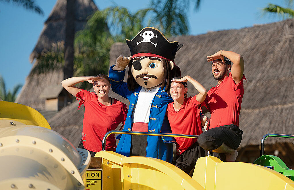 Captain Nemo ja Nazarin lastenkerhon aktiviteettiohjaajat