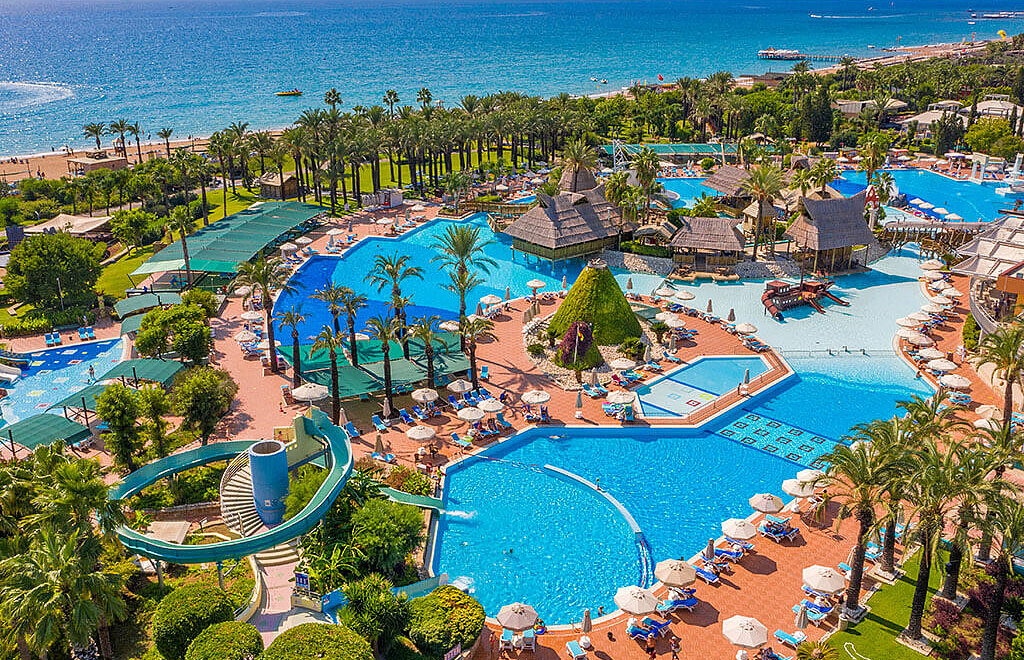 Uima-allasalue ja ranta