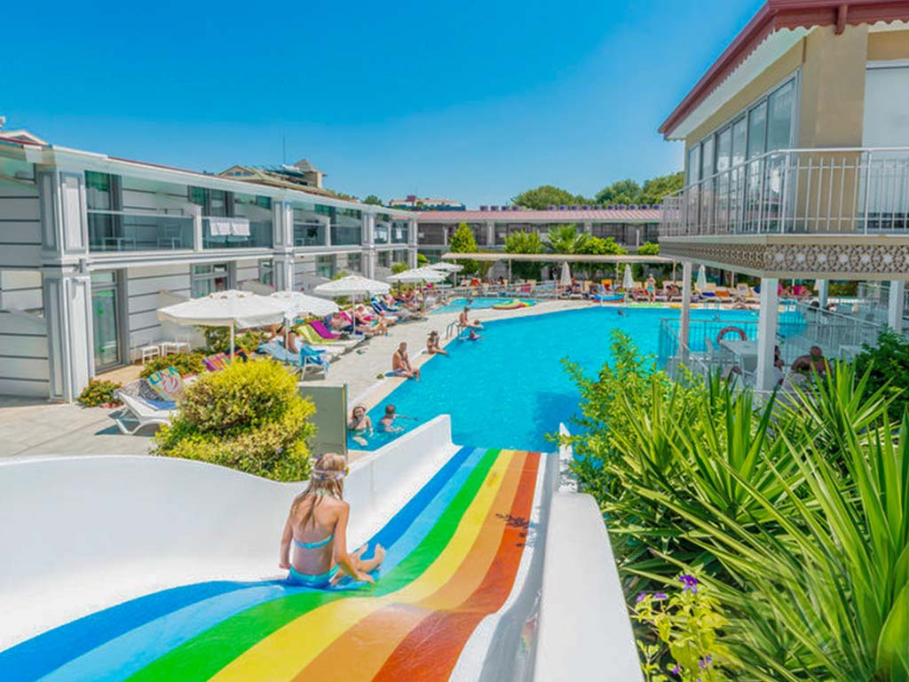 Uima-allas vesiliukumäellä