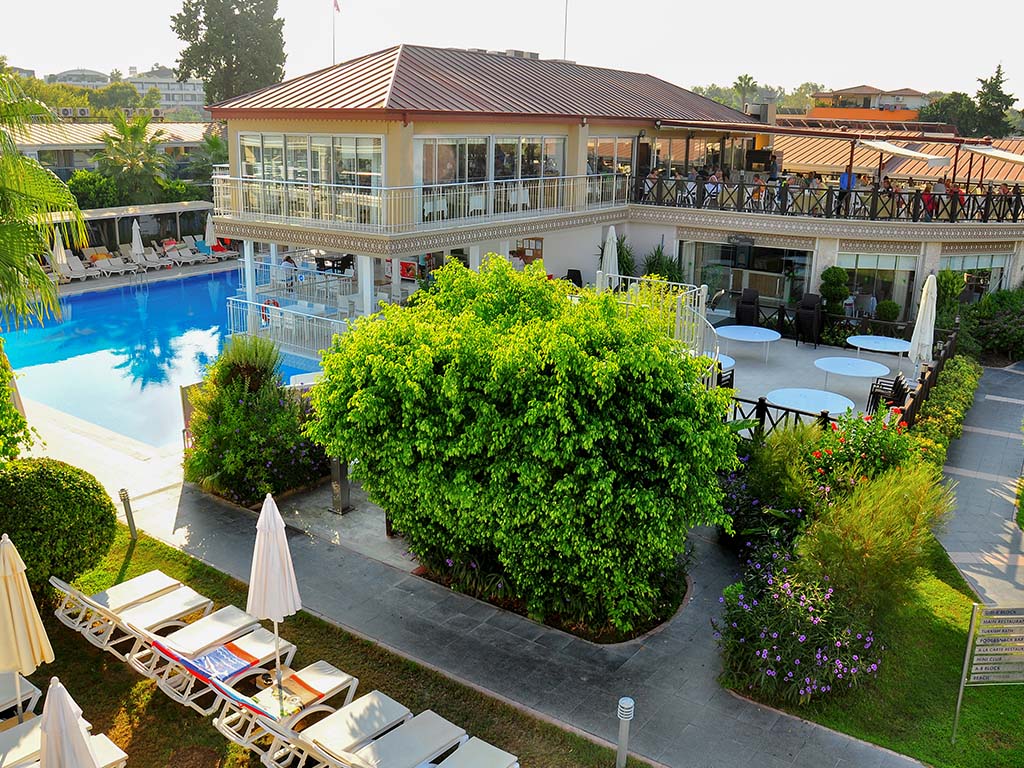 Allasalue ja buffetravintola