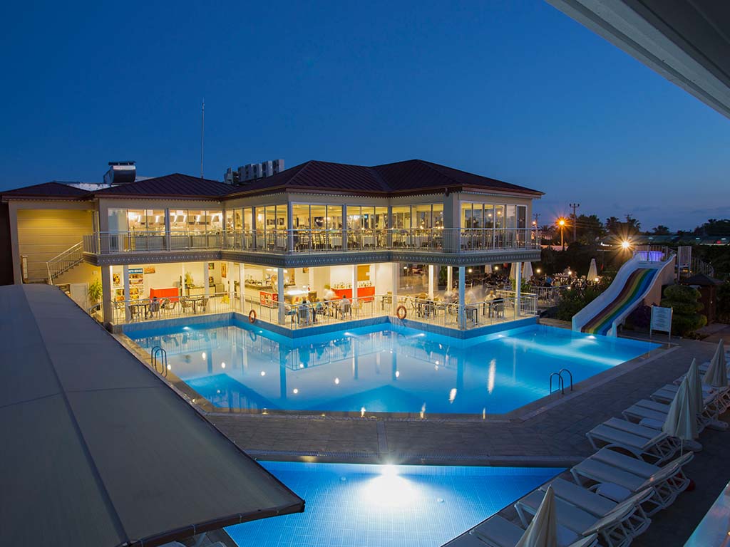 Allasalue ja buffetravintola